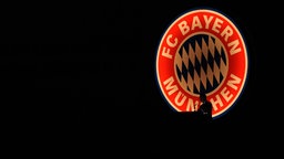 Karl Heinz Rummenigge am Rednerpult vor dem Logo des FCB © imago Foto: Ulmer/Cremer