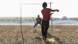 Kinder spielen Fussball © panthermedia Foto: CaiaImage