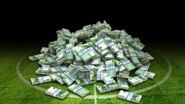 Geldbündel liegen auf einem Fußballplatz. © Phantermedia/maxxyustas, fotolia/jarma 