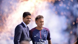 Neymar und Nasser Al Khelaifi (Präsident von Paris Saint-Germain) © imago Foto: Anthony Bibard